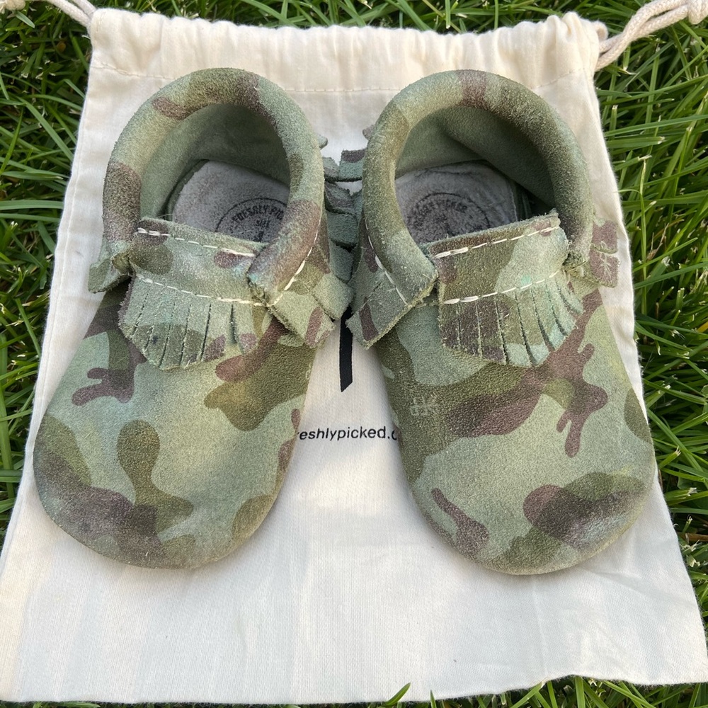 Freshly Picked Sz 4 Camo Mini Sole Moccs